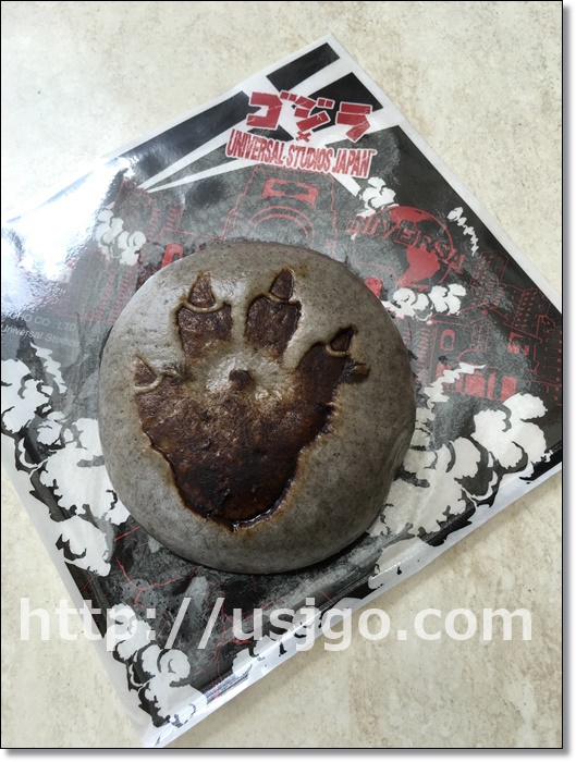 USJ　ゴジラのあしあとマン　黒ゴマ担々味噌