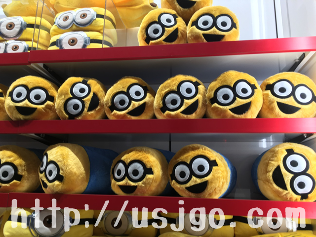 usj　ミニオンパーク　グッズ　筒型クッション